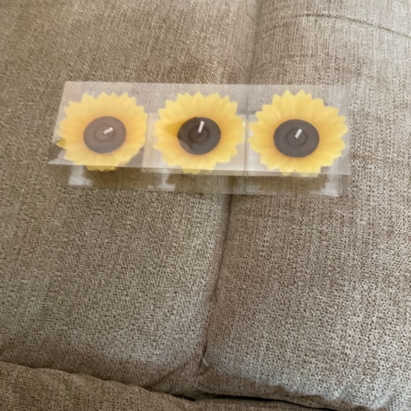 🌸3 for $18🌸 Candles, Sunflowers, Set of 3, Adorable, home decor - Picture 6 of 12